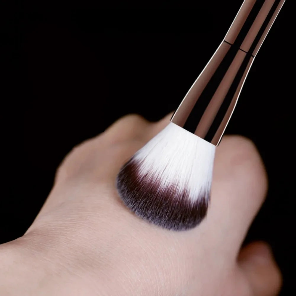 Brocha de maquillaje de doble cabezal LuxuryGlow: fibra de lana suave, aplicación precisa y diseño elegante para iluminar, ruborizar y contornear.