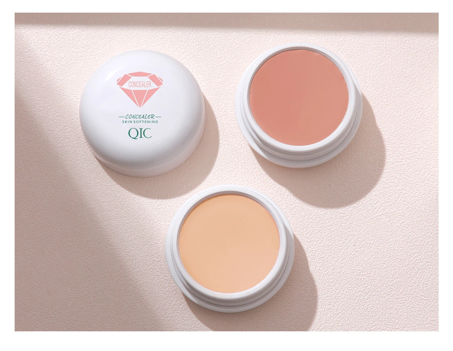 Corrector y crema BB QIC de alta cobertura, resistente al agua: de larga duración y antiojeras.