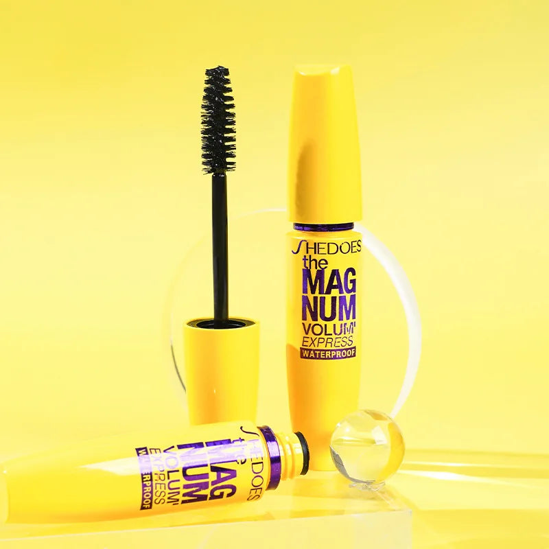 Máscara de pestañas líquida Luxury Glow 4D Black: fórmula que espesa, alarga y riza las pestañas.