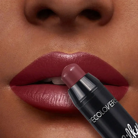 Lápiz labial mate resistente al agua LuxuryGlow: tinte nude de larga duración y antiadherente.