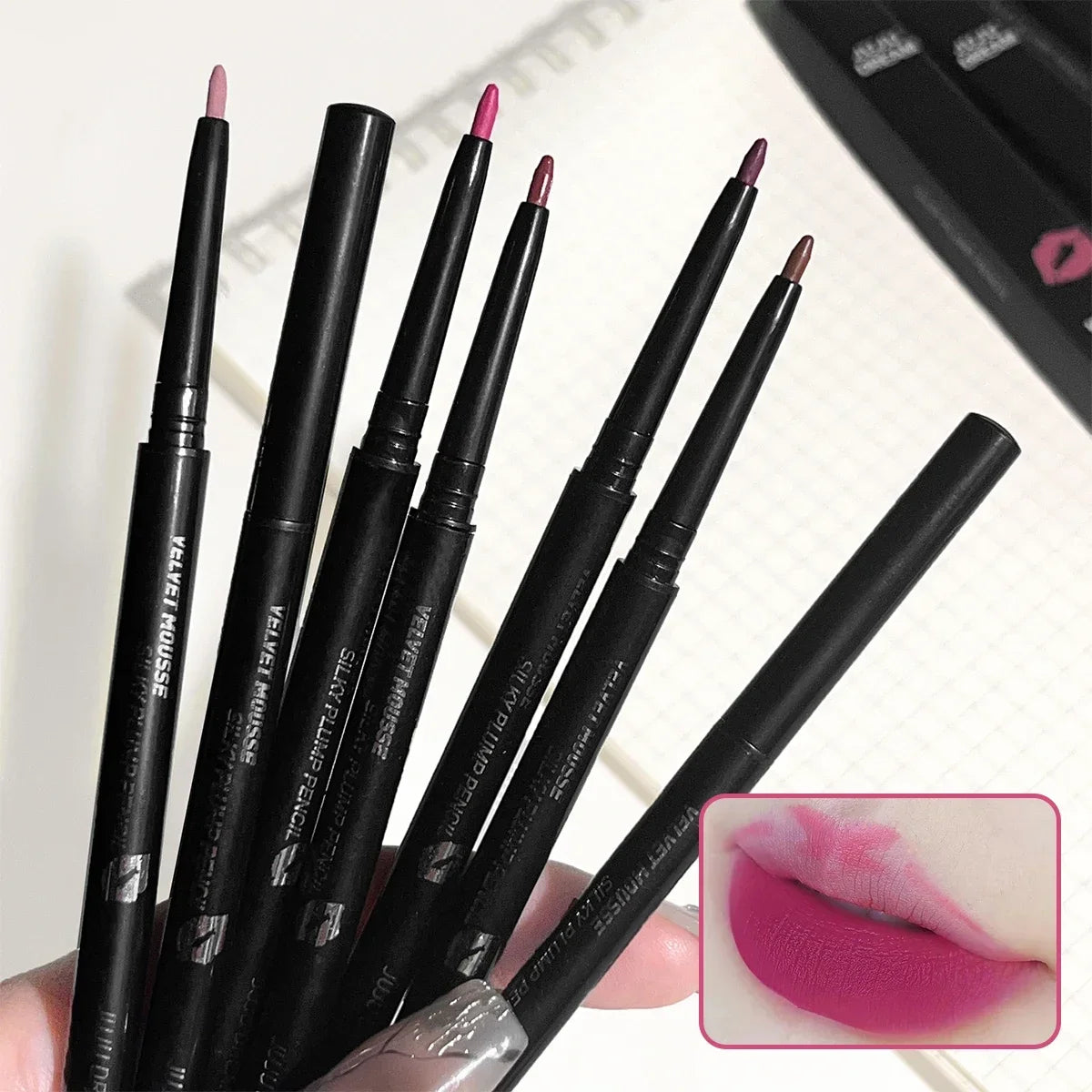 Lápiz delineador de labios mate a prueba de agua LuxuryGlow: 5 tonos duraderos y resistentes a las manchas para un contorno y una definición de labios perfectos.