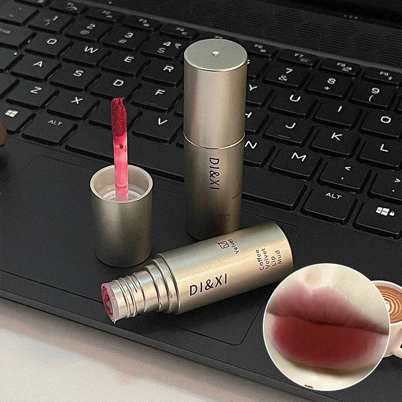 Mini brillo labial mate DIXI: acabado aterciopelado, tono latte, fácil de aplicar