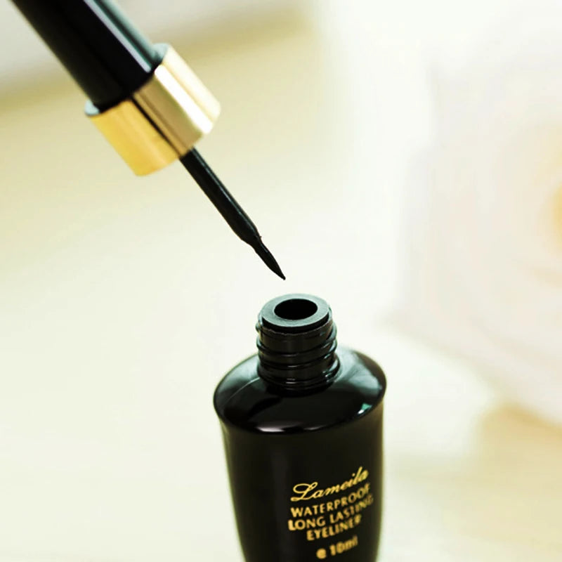 Delineador de ojos en gel negro a prueba de agua LuxuryGlow: ultrafino, duradero y de secado rápido.