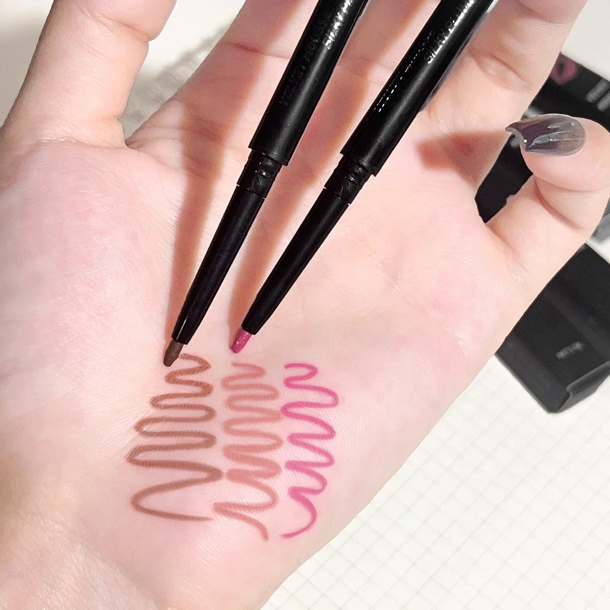 Lápiz delineador de labios mate a prueba de agua LuxuryGlow: 5 tonos duraderos y resistentes a las manchas para un contorno y una definición de labios perfectos.