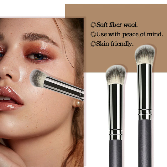 Brocha correctora de precisión LuxuryGlow: punta plana para cubrir ojeras y lagrimales