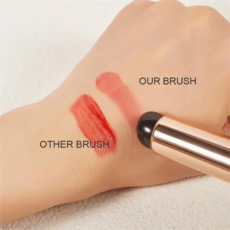 Pincel labial de silicona LuxuryGlow con funda: reutilizable, portátil y resistente al polvo.