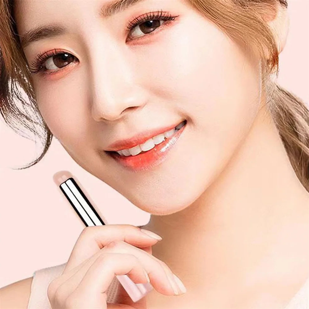 Pincel labial de silicona LuxuryGlow con funda: reutilizable, portátil y resistente al polvo.