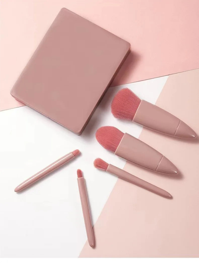 Juego de 5 mini brochas de maquillaje LuxuryGlow con estuche de espejo rosa: brochas de fibra de lana suaves y fáciles de transportar.