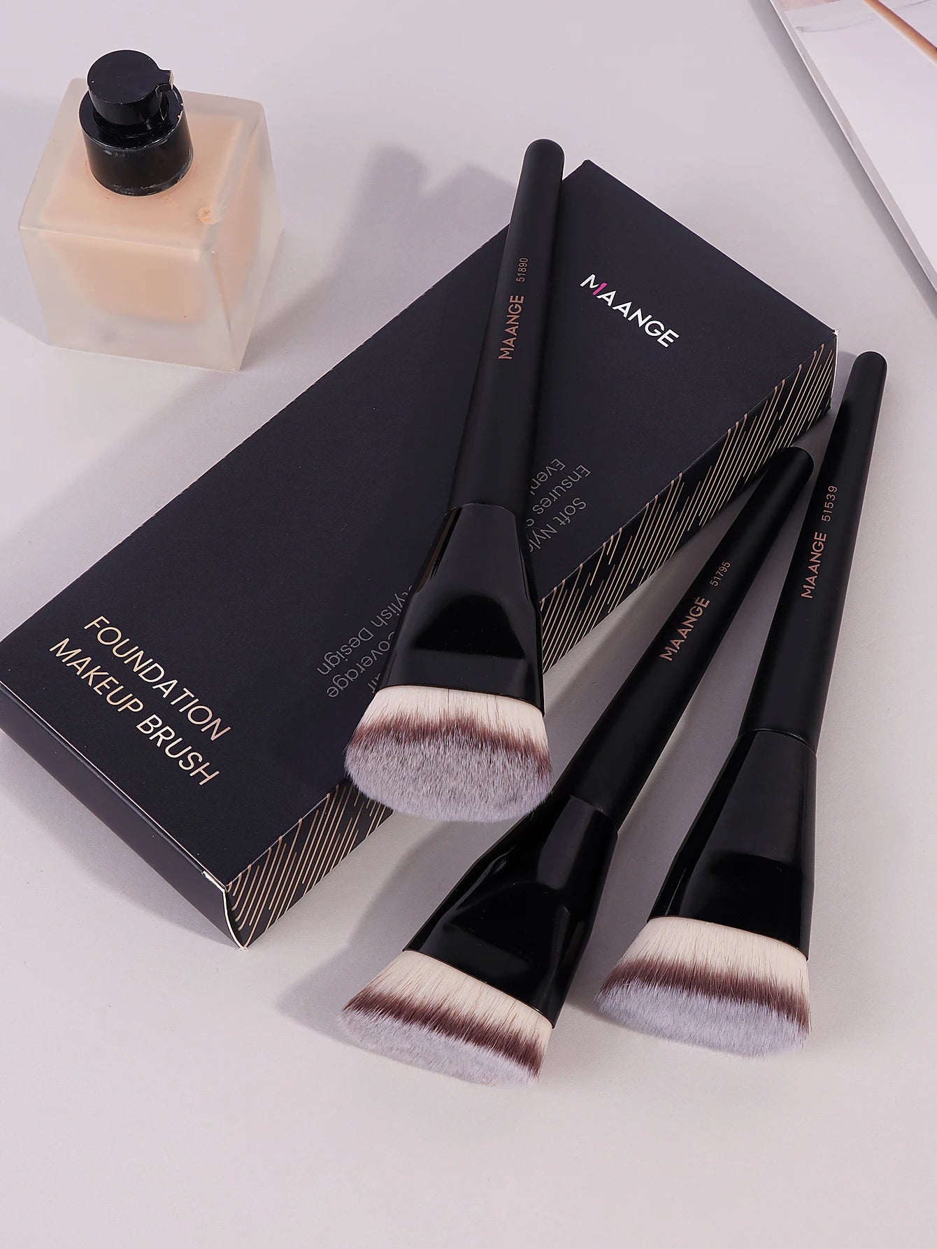 MAANGE 3pcs Foundation Makeup Brush Set – Flat, Angled & Round with Case