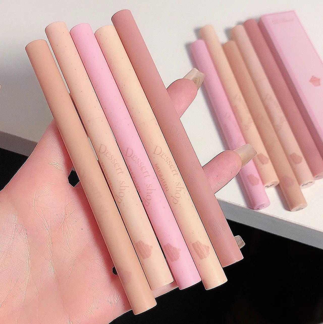 Delineador de labios automático impermeable LuxuryGlow: contorno suave y duradero