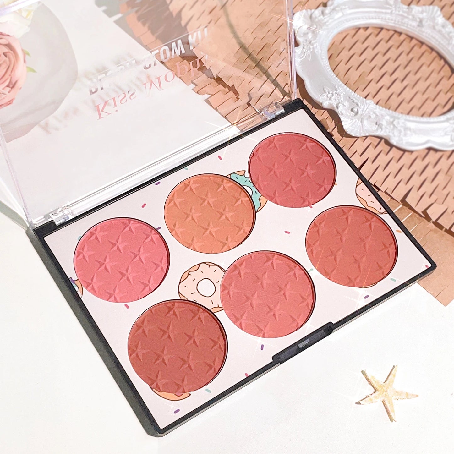 لوحة أحمر الخدود Kiss Mophy بستة ألوان - مقاومة للماء، غير لامعة، بلمسة نهائية لؤلؤية لإطلالة طبيعية