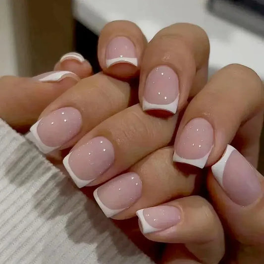 مجموعة أظافر فرنسية قصيرة من LuxuryGlow، مكونة من ٢٤ قطعة - تصميم بسيط مع غراء ومبرد