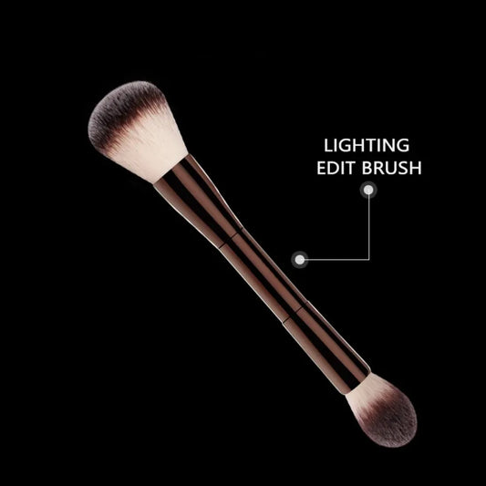 فرشاة مكياج مزدوجة الرأس من LuxuryGlow - ألياف صوف ناعمة، تطبيق دقيق وتصميم أنيق لتسليط الضوء، وأحمر الخدود، وتحديد الوجه