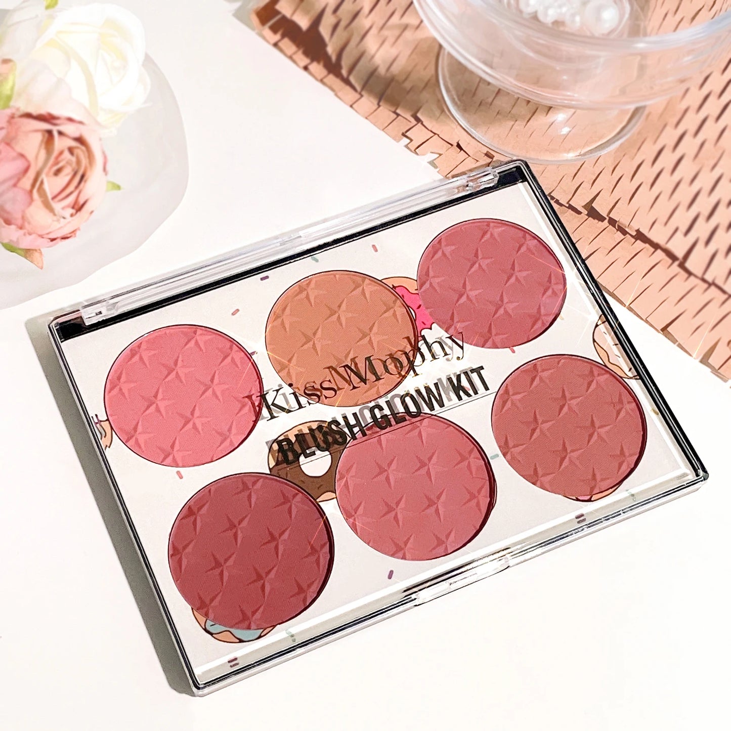 لوحة أحمر الخدود Kiss Mophy بستة ألوان - مقاومة للماء، غير لامعة، بلمسة نهائية لؤلؤية لإطلالة طبيعية