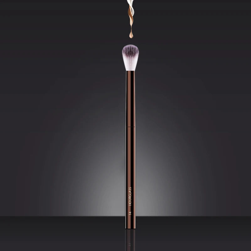 فرشاة المكياج الدقيقة رقم 14 من Hourglass - فرشاة عيون من الألياف الناعمة