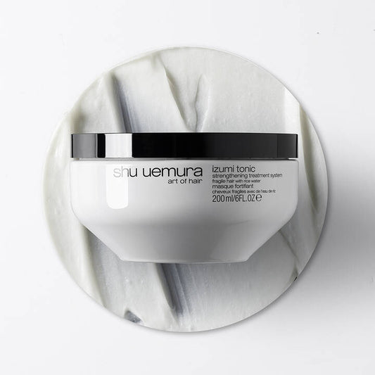 Mascarilla capilar tónica fortalecedora Shu Uemura Izumi con agua de arroz: repara y espesa el cabello.